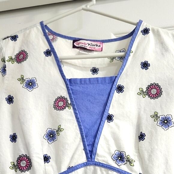 Floral Short Sleeve Top - White and Blue - Picture 3 of 10